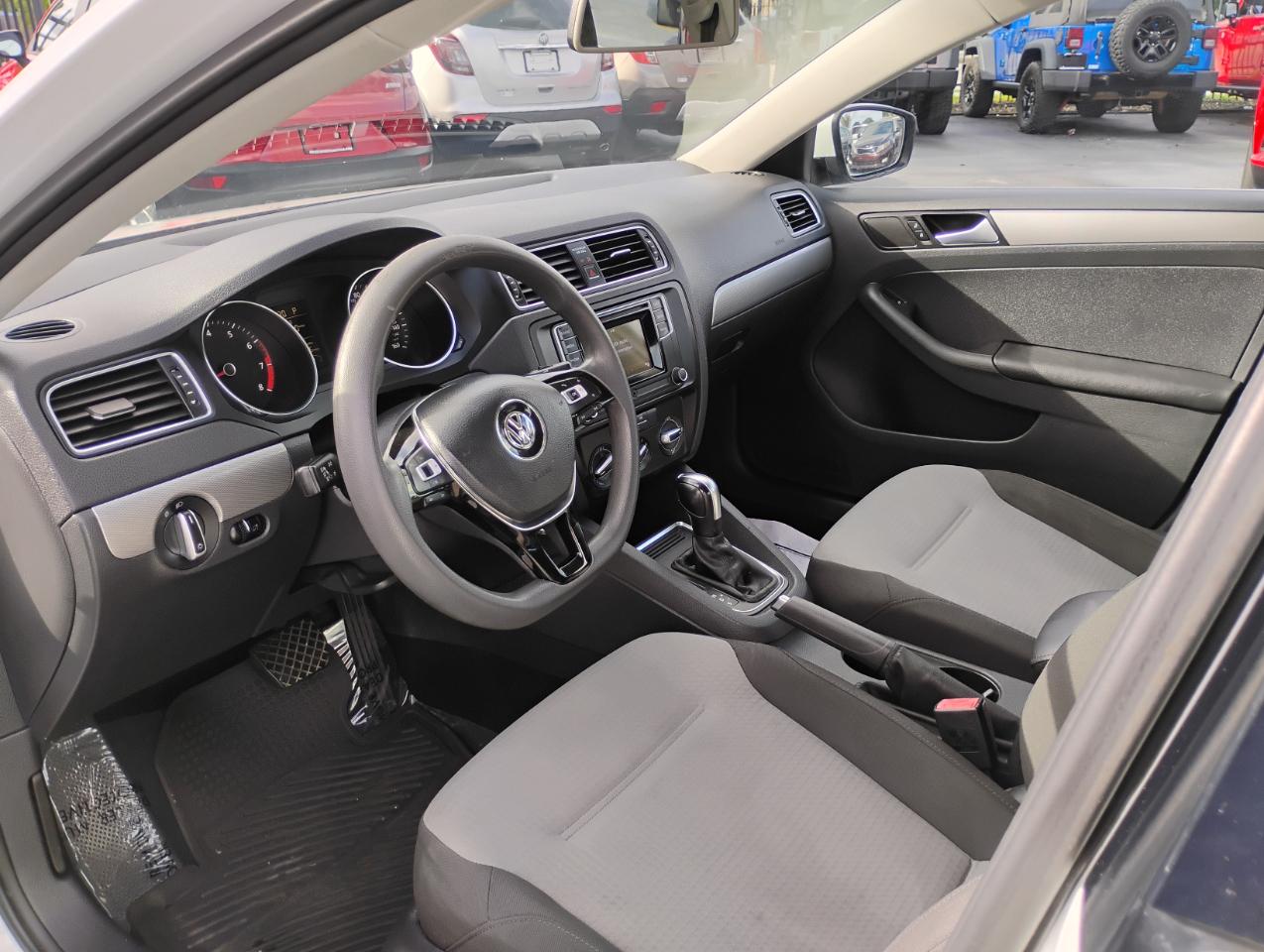 Volkswagen Jetta 1.4T S 6A 2017