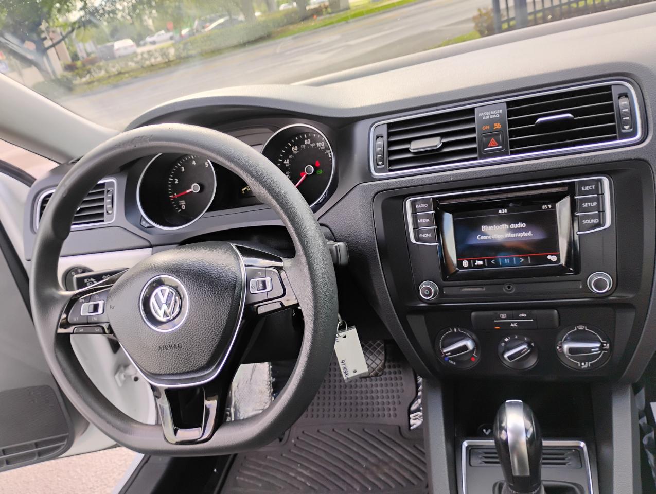 Volkswagen Jetta 1.4T S 6A 2017