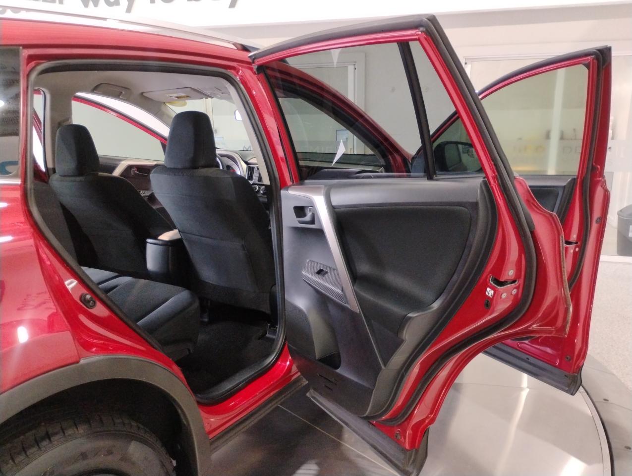 Toyota RAV4 LE FWD 2015