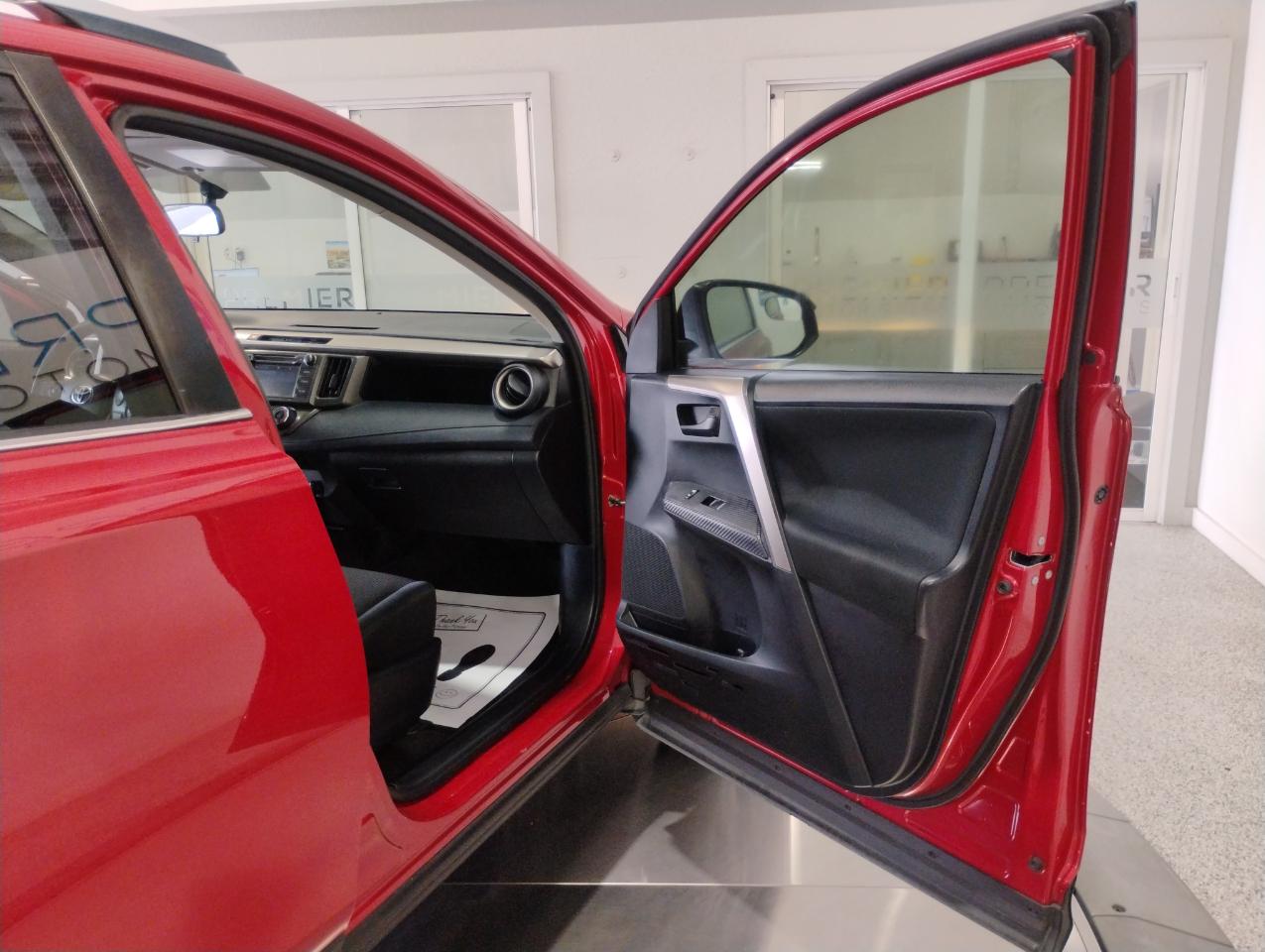 Toyota RAV4 LE FWD 2015