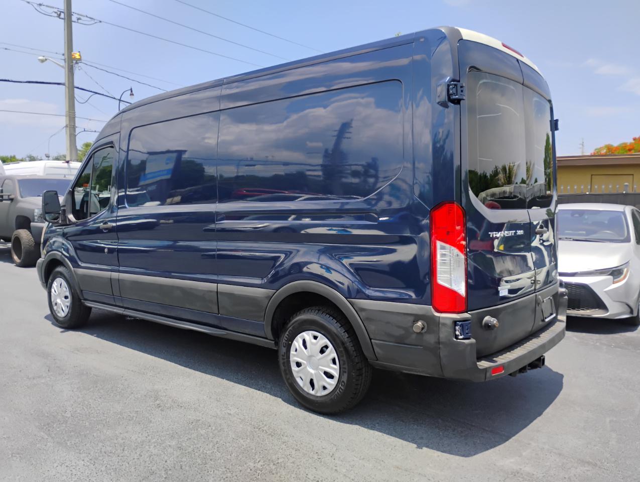 Ford Transit 350 Van Med. Roof w/Sliding Pass. 148-in. WB 2015