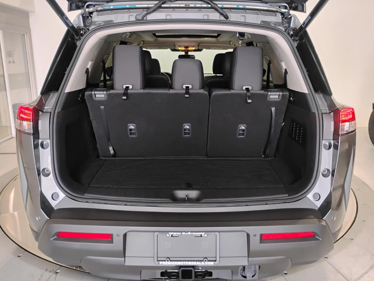 Nissan Pathfinder SV 2025