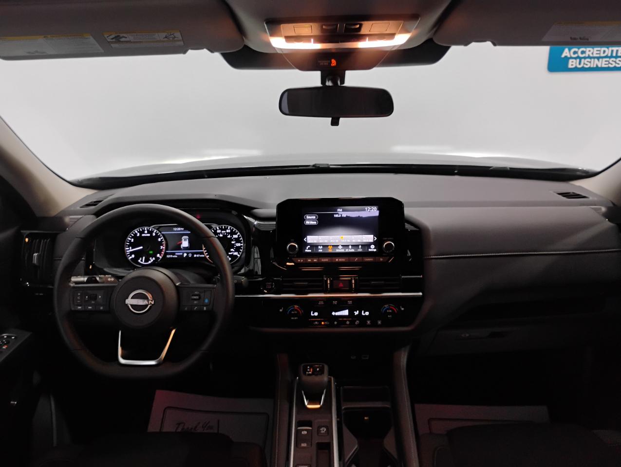 Nissan Pathfinder SV 2025