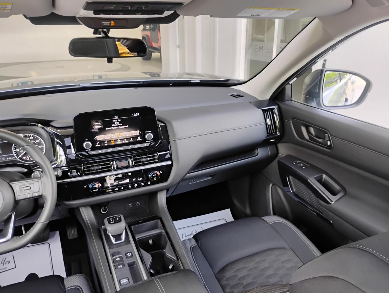 Nissan Pathfinder SV 2025