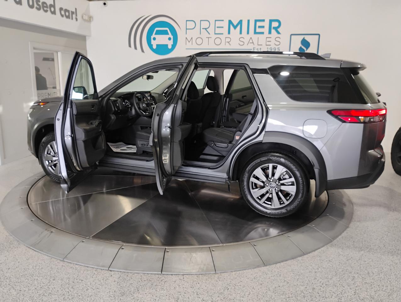 Nissan Pathfinder SV 2025