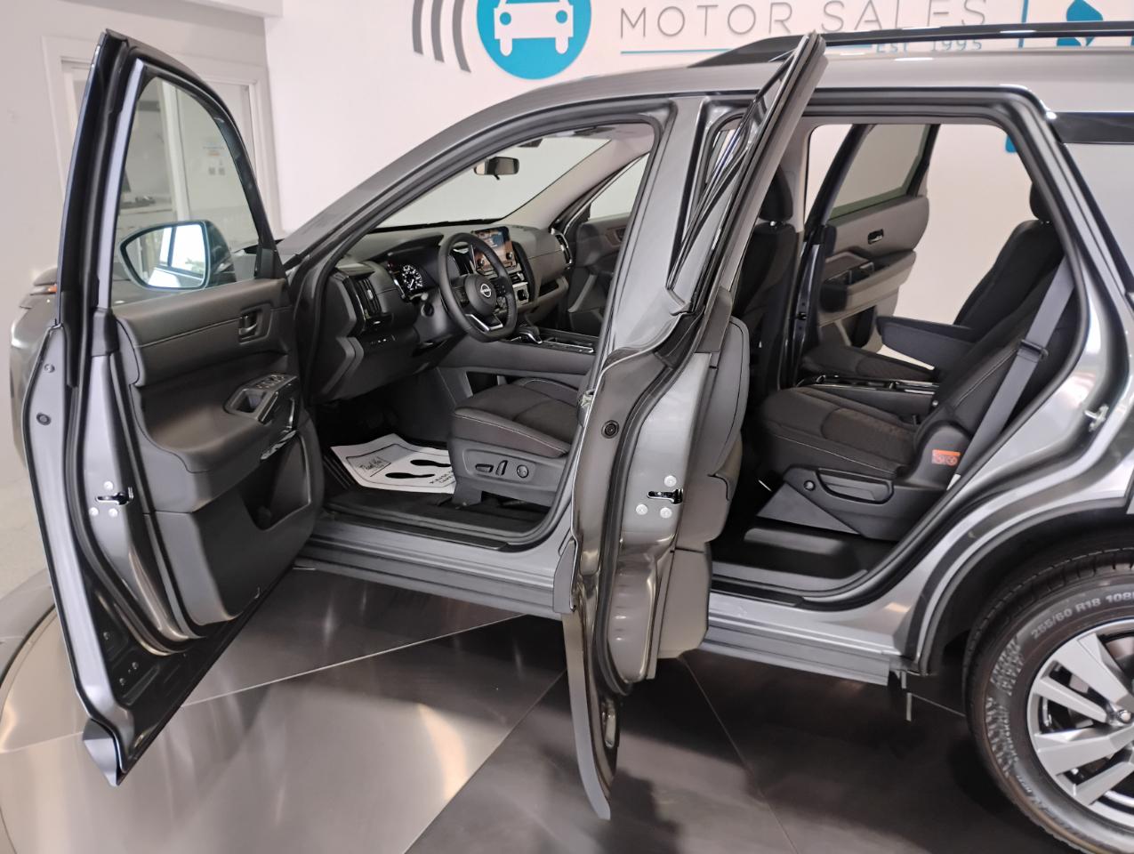 Nissan Pathfinder SV 2025