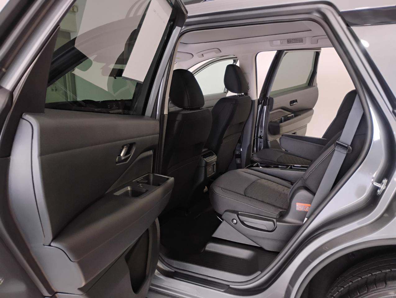 Nissan Pathfinder SV 2025