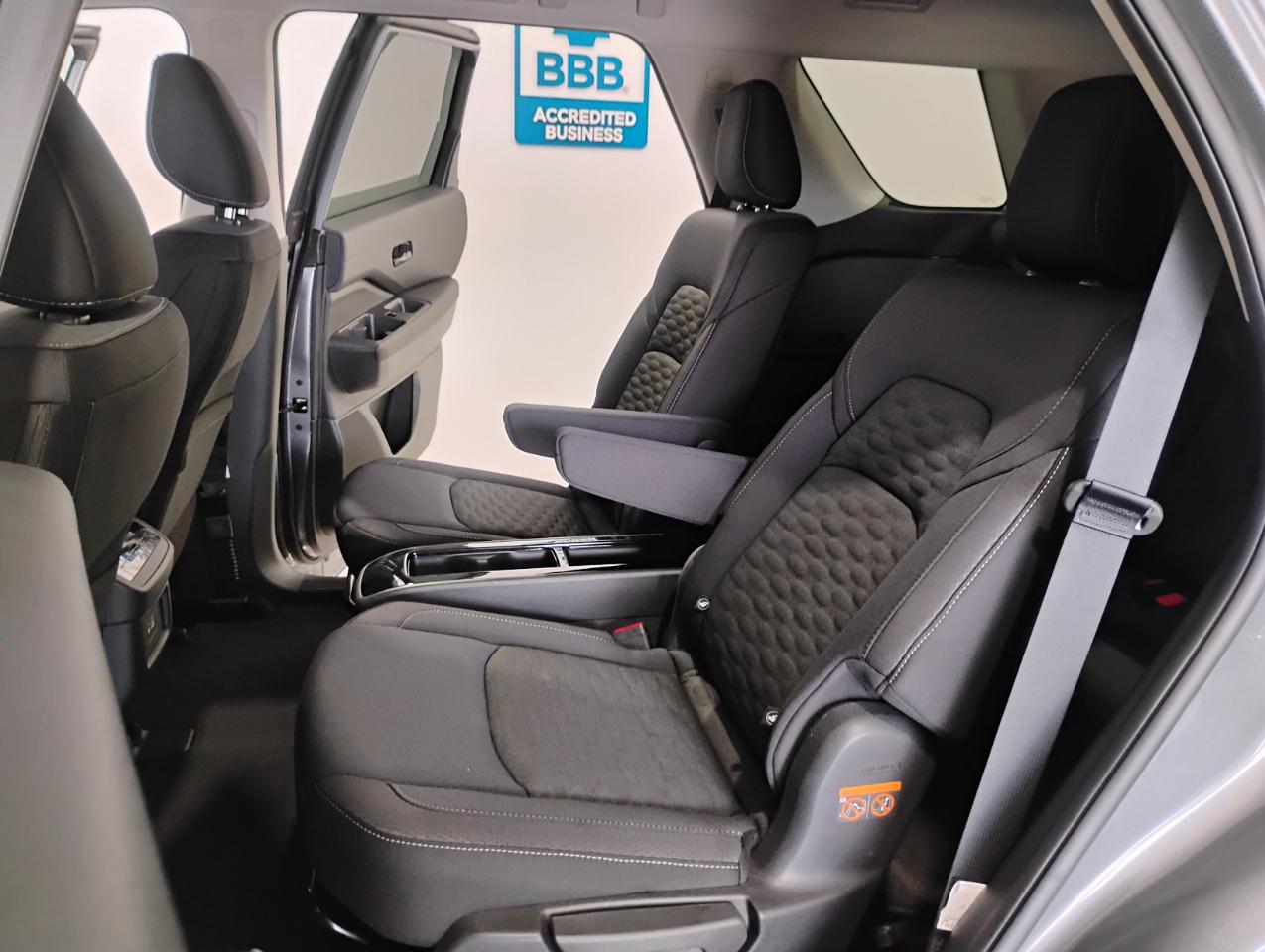 Nissan Pathfinder SV 2025