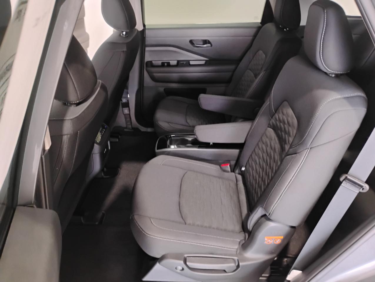 Nissan Pathfinder SV 2025