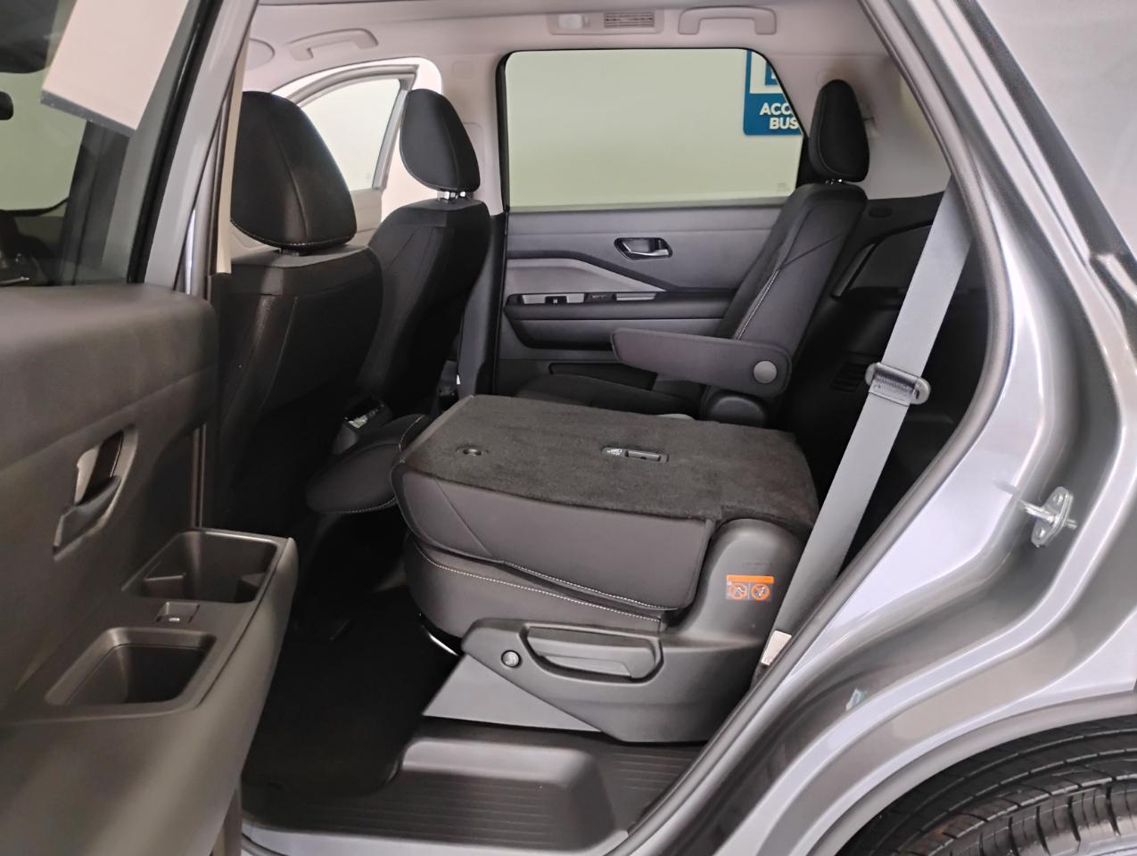 Nissan Pathfinder SV 2025