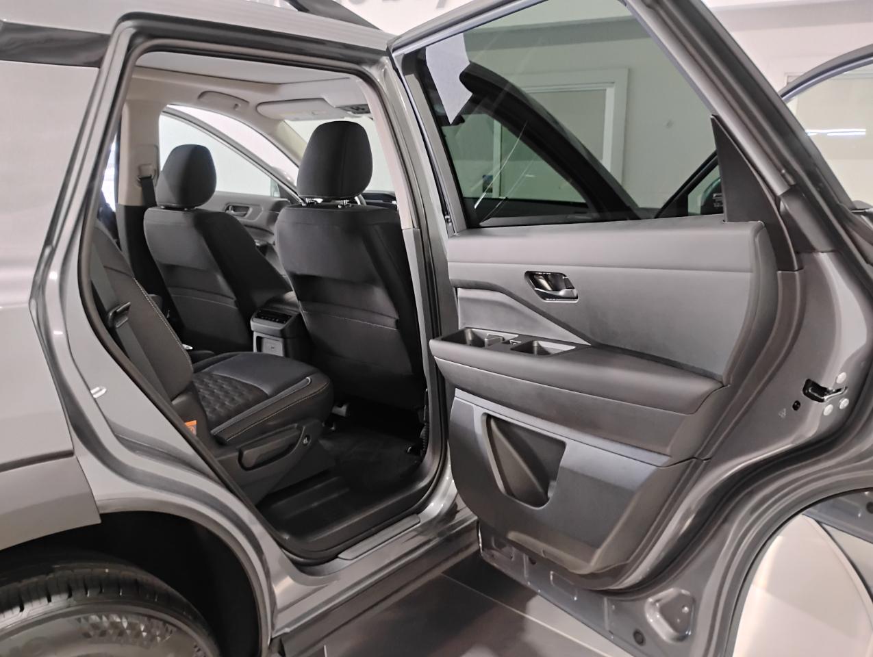 Nissan Pathfinder SV 2025