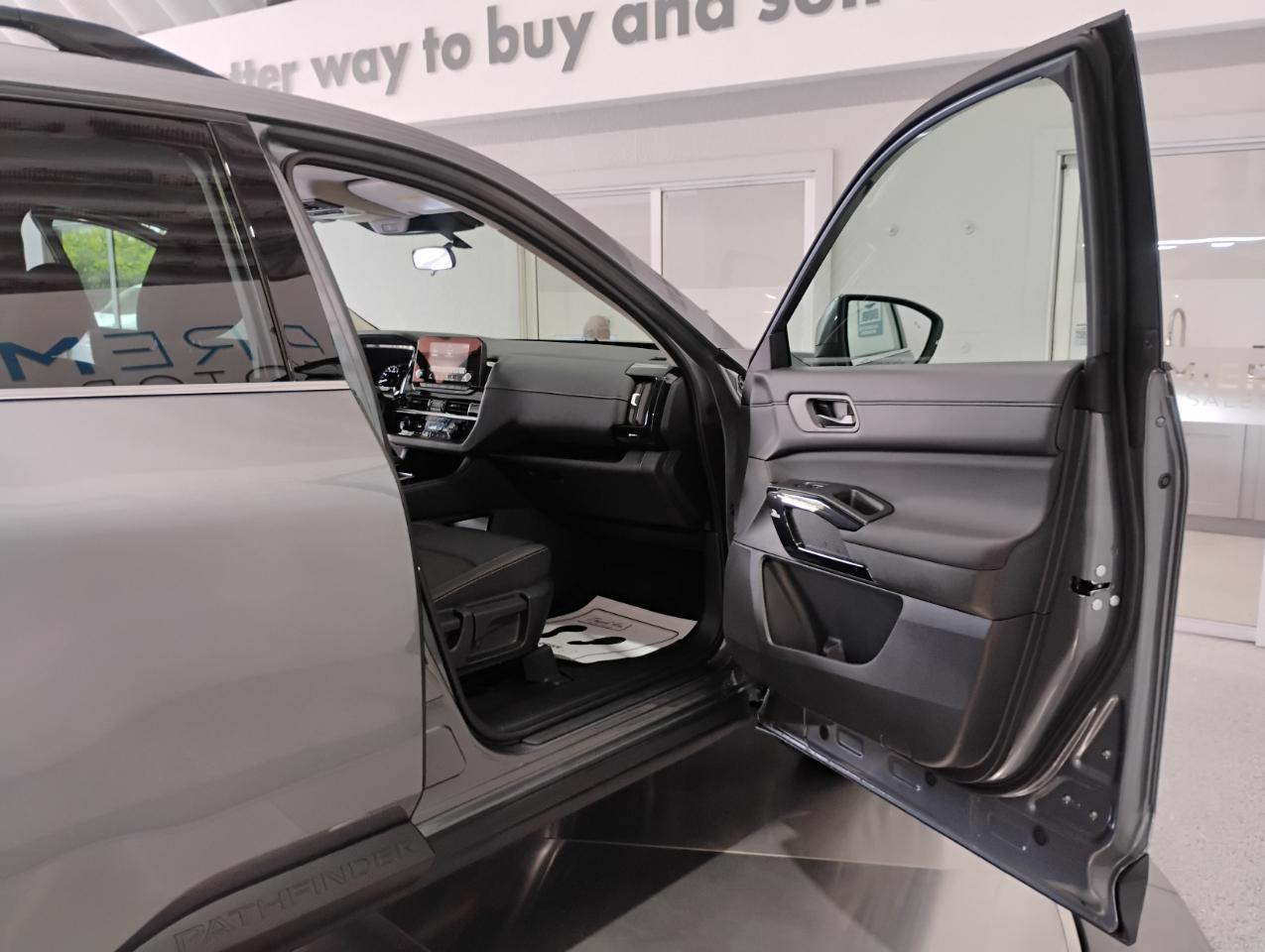 Nissan Pathfinder SV 2025