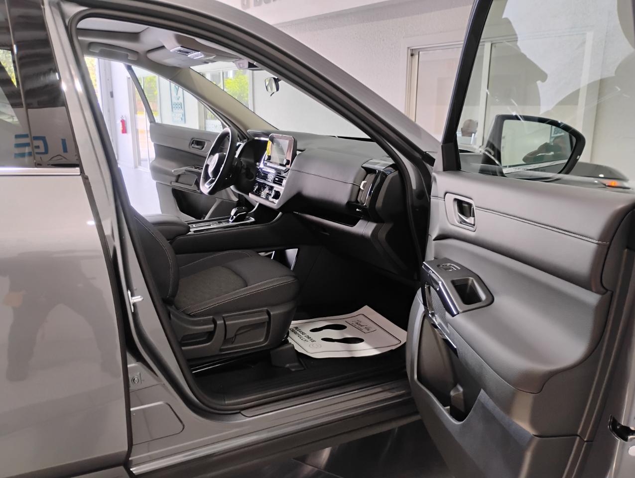 Nissan Pathfinder SV 2025