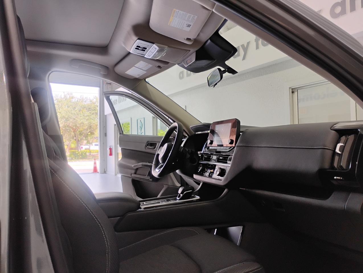 Nissan Pathfinder SV 2025