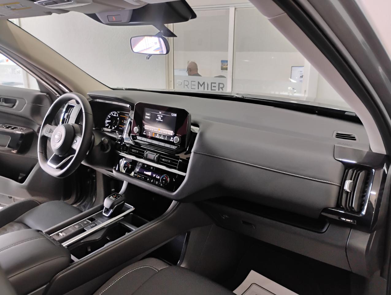 Nissan Pathfinder SV 2025