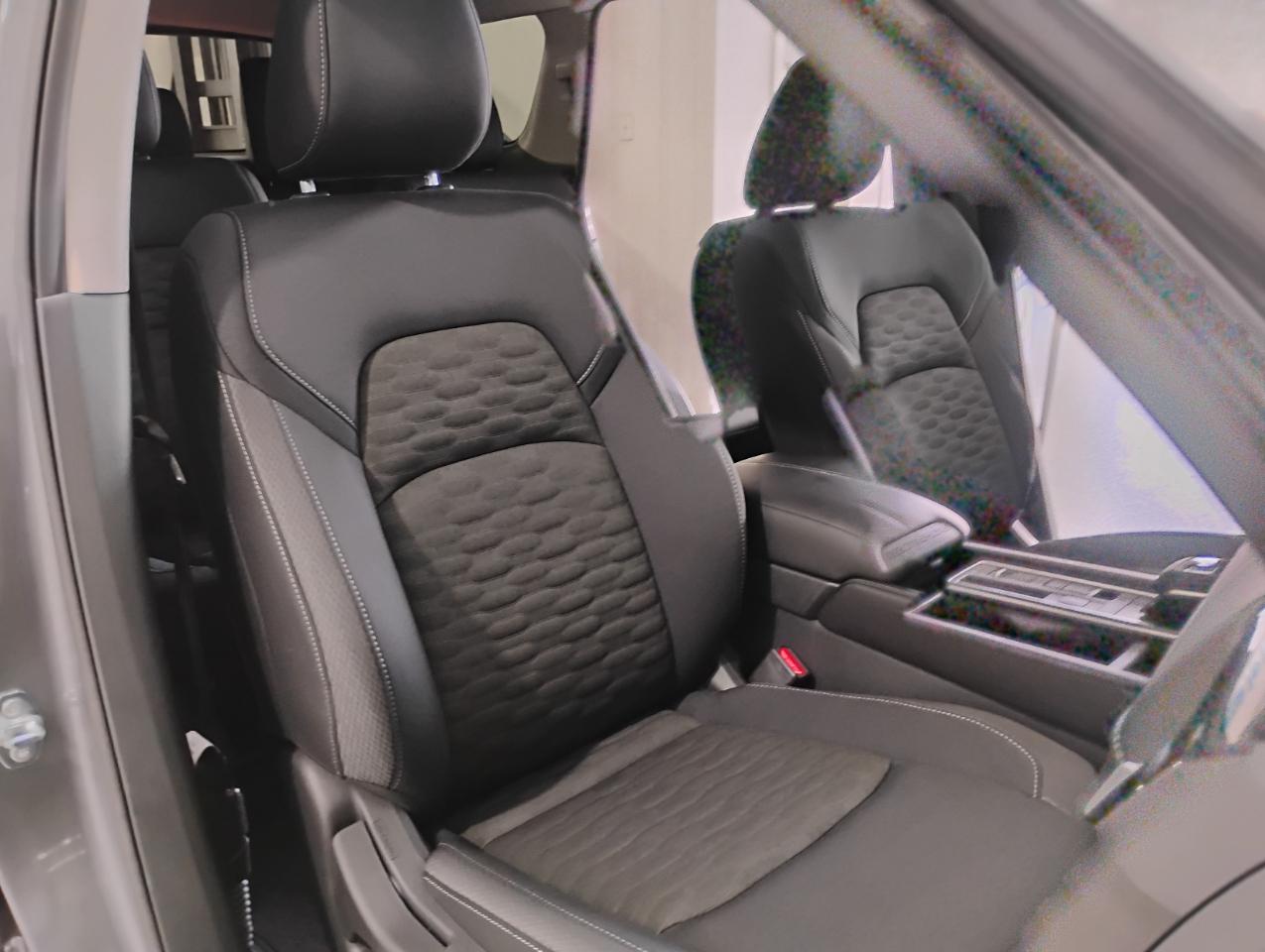 Nissan Pathfinder SV 2025