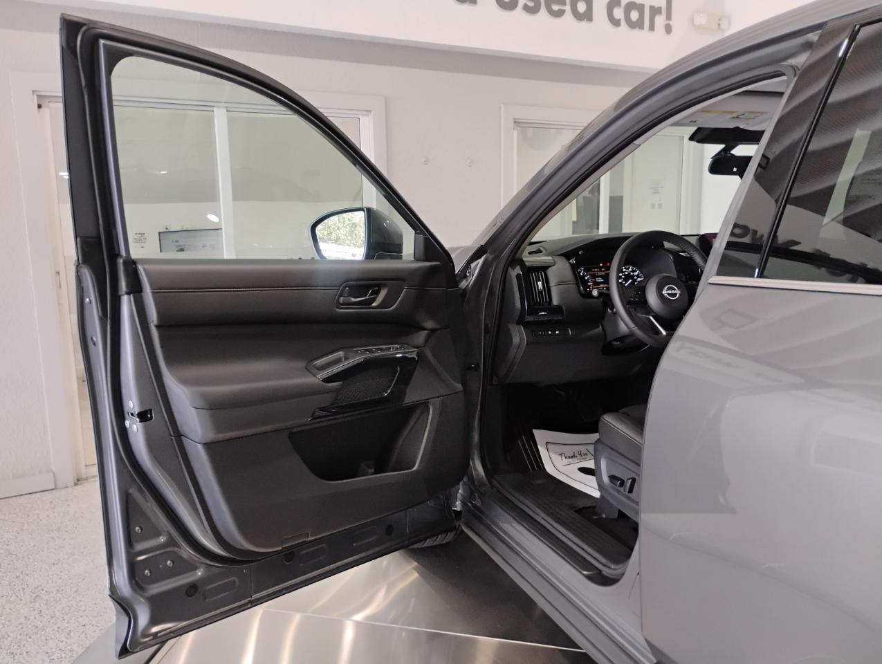 Nissan Pathfinder SV 2025