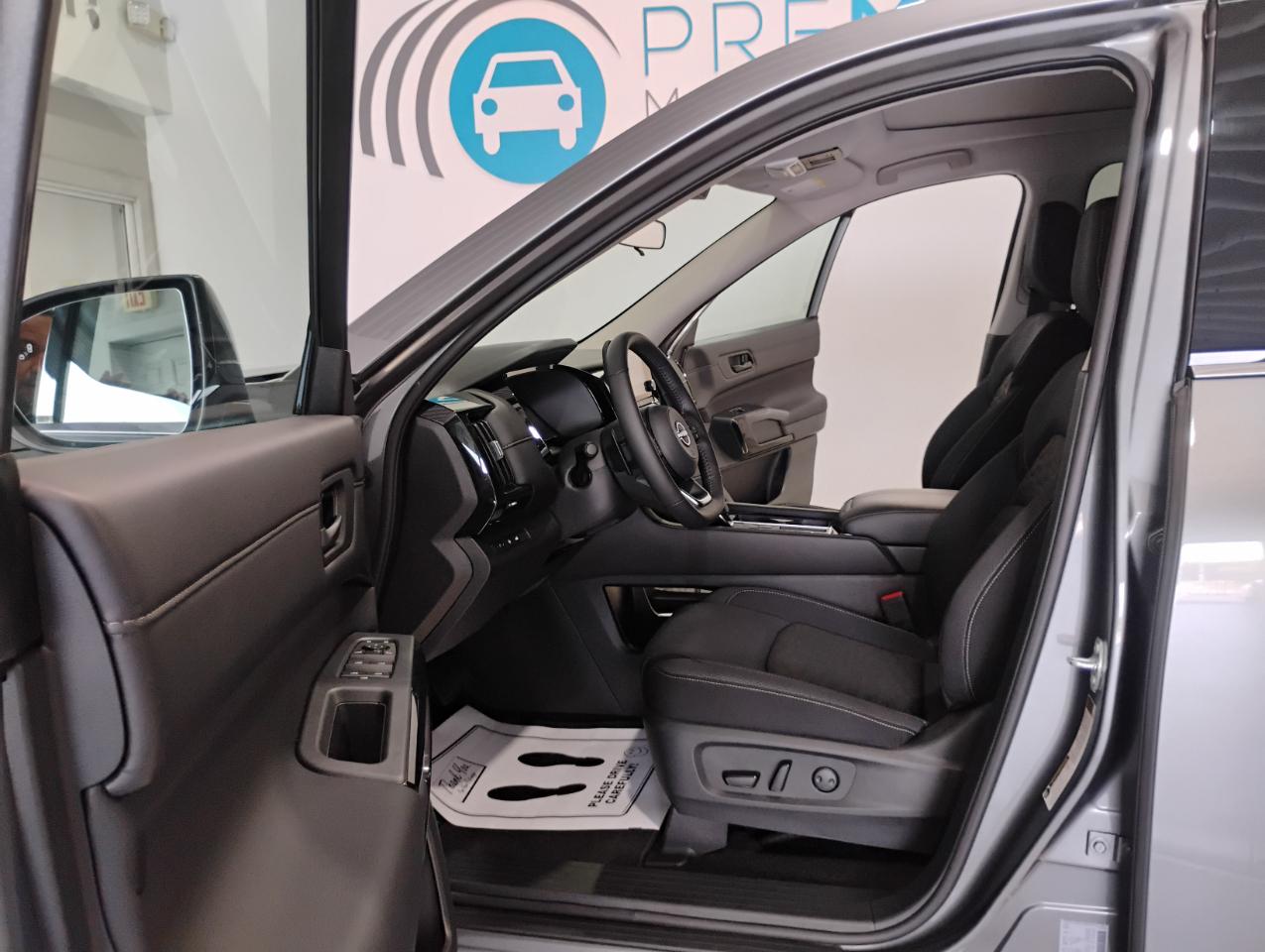 Nissan Pathfinder SV 2025