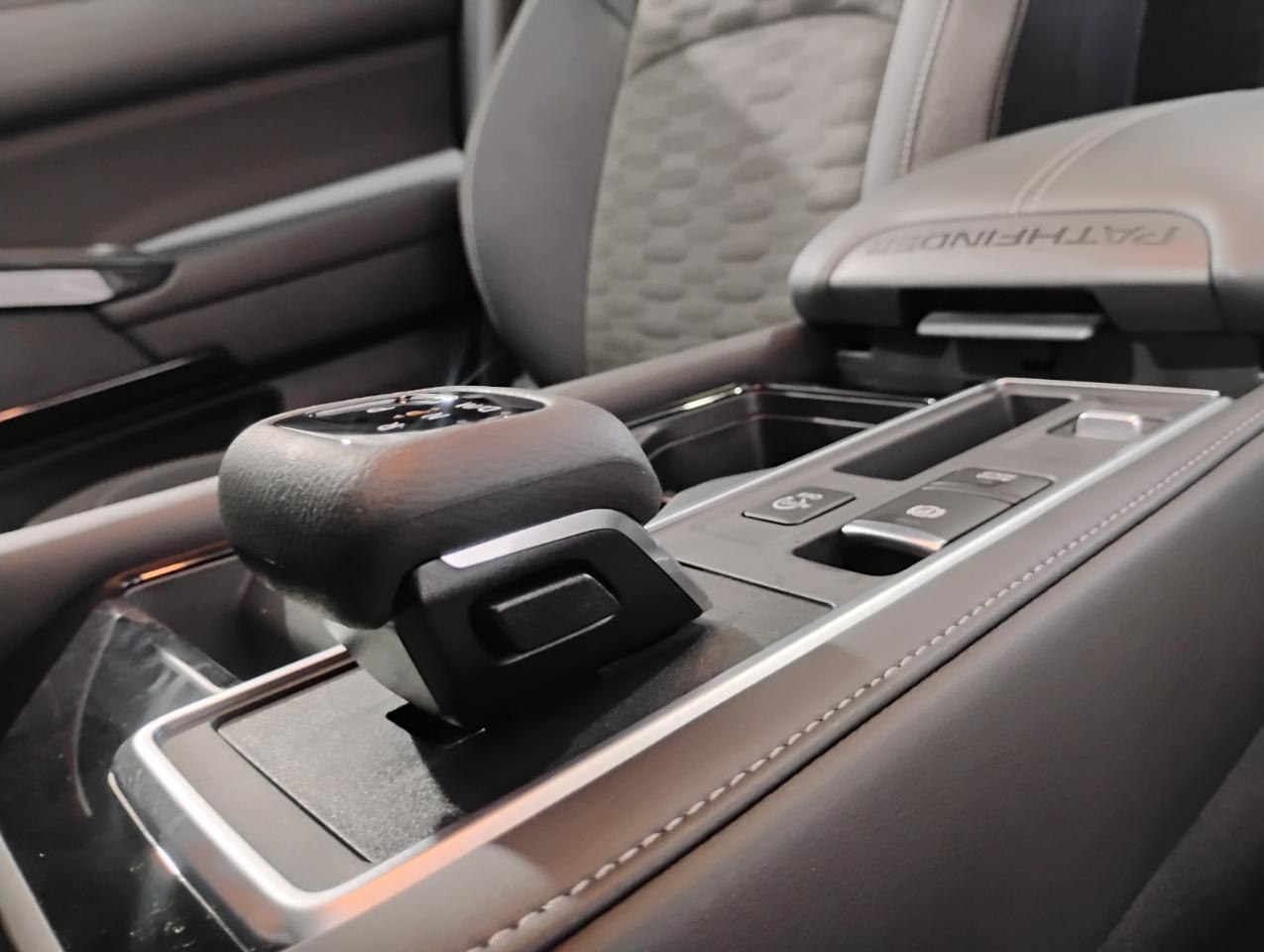 Nissan Pathfinder SV 2025