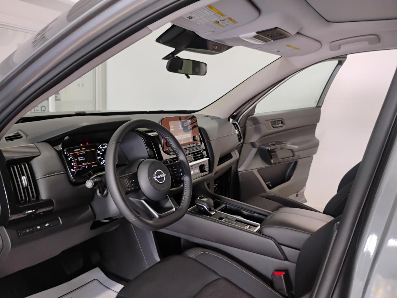 Nissan Pathfinder SV 2025