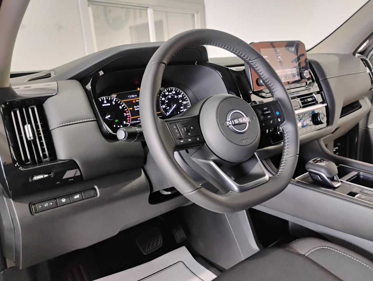 Nissan Pathfinder SV 2025