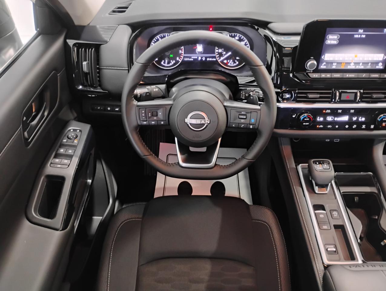 Nissan Pathfinder SV 2025
