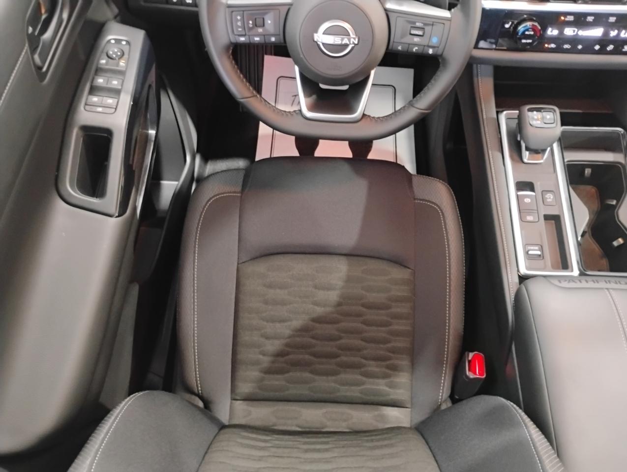 Nissan Pathfinder SV 2025