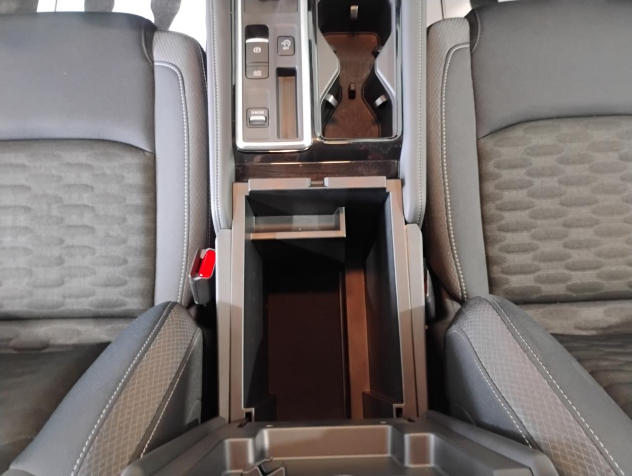 Nissan Pathfinder SV 2025