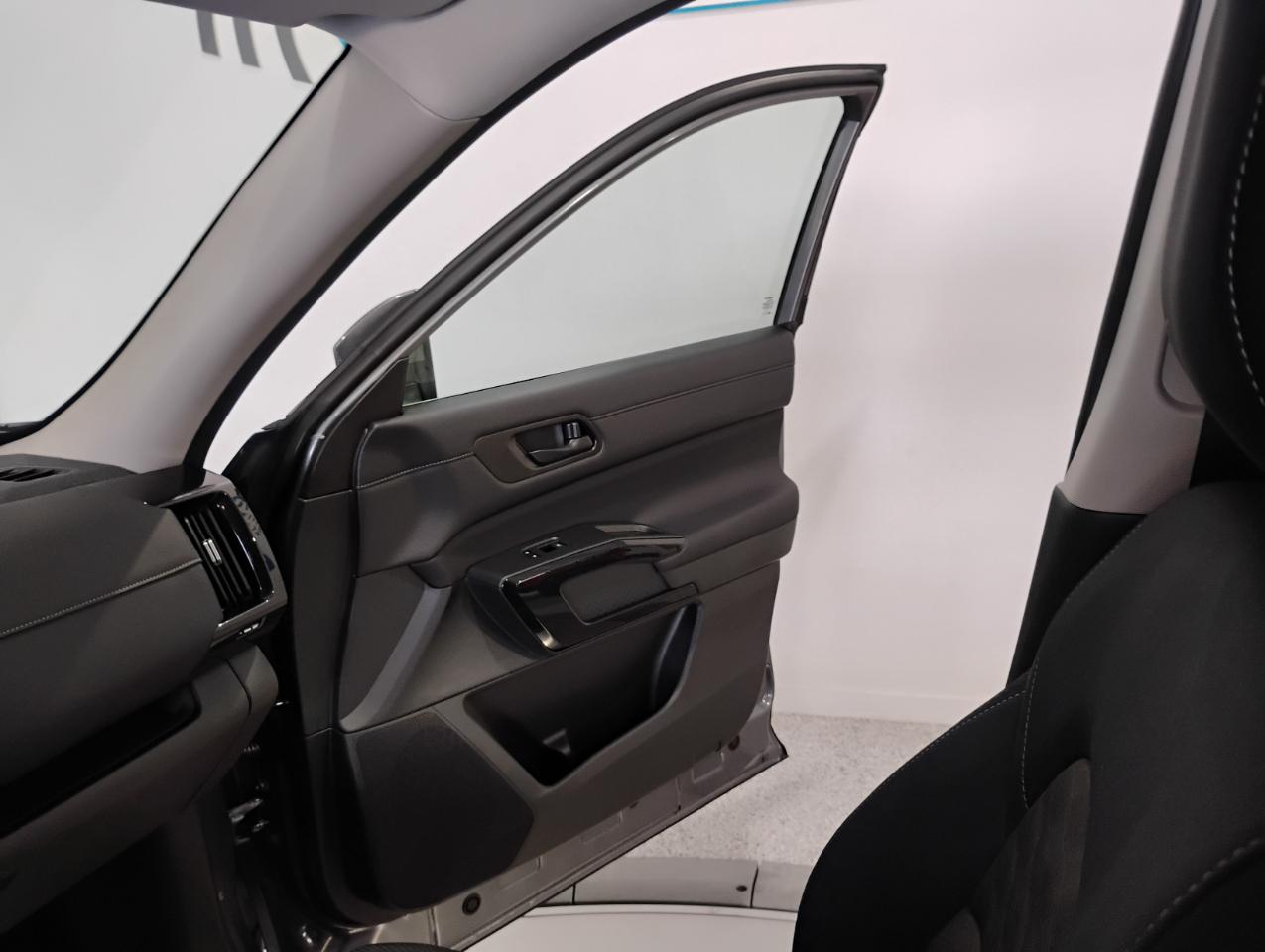 Nissan Pathfinder SV 2025