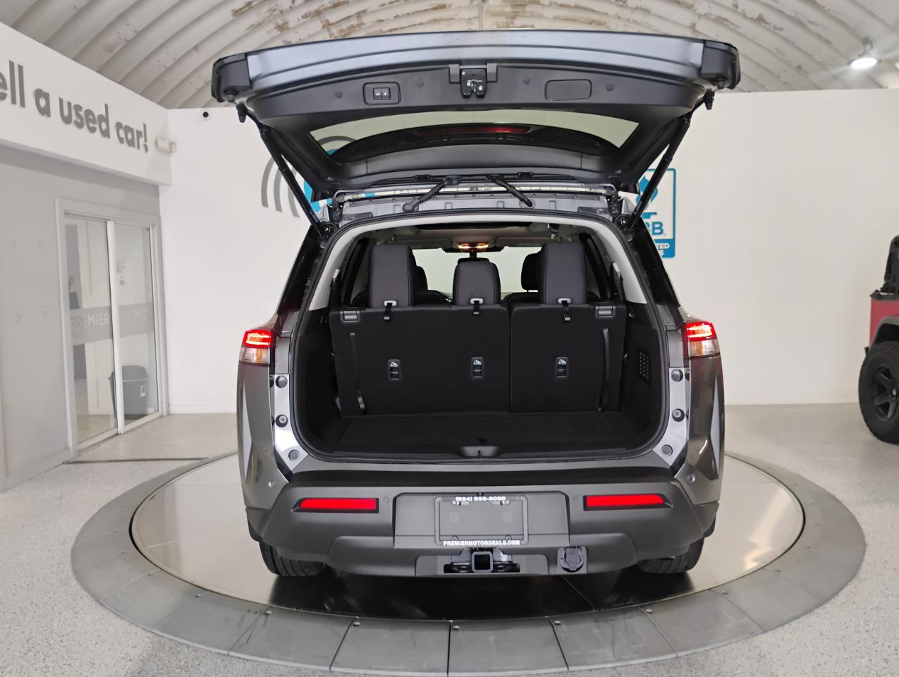 Nissan Pathfinder SV 2025