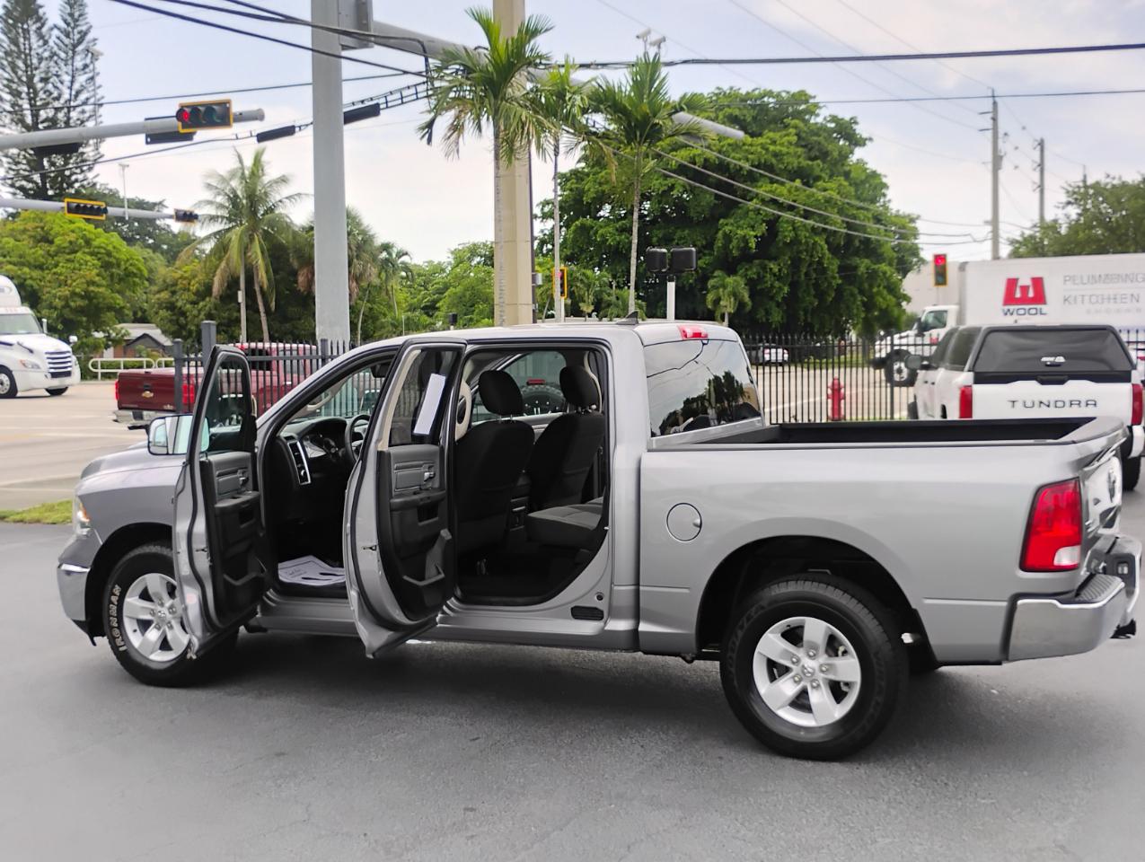 RAM 1500 Classic Tradesman Crew Cab SWB 2WD 2022