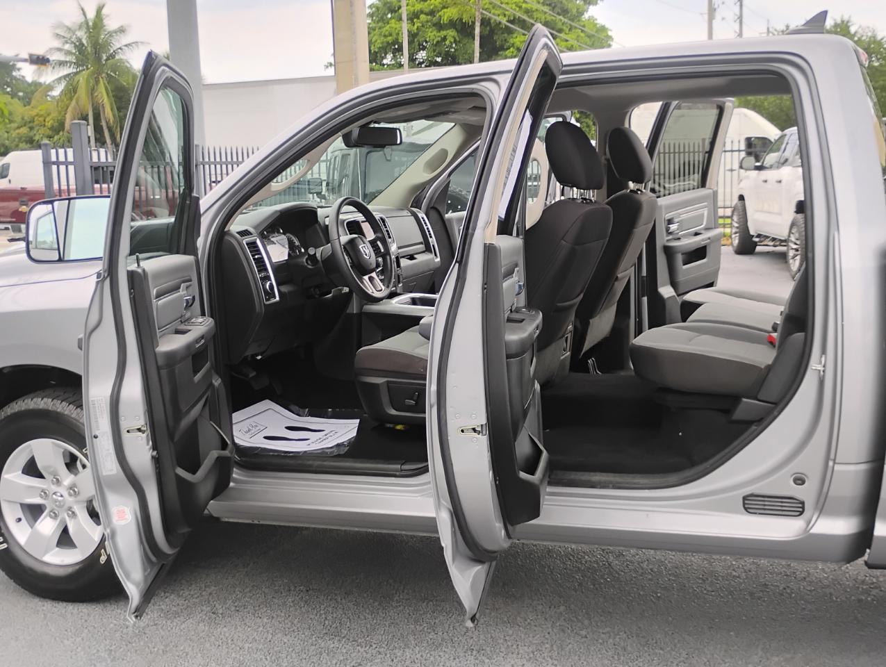RAM 1500 Classic Tradesman Crew Cab SWB 2WD 2022