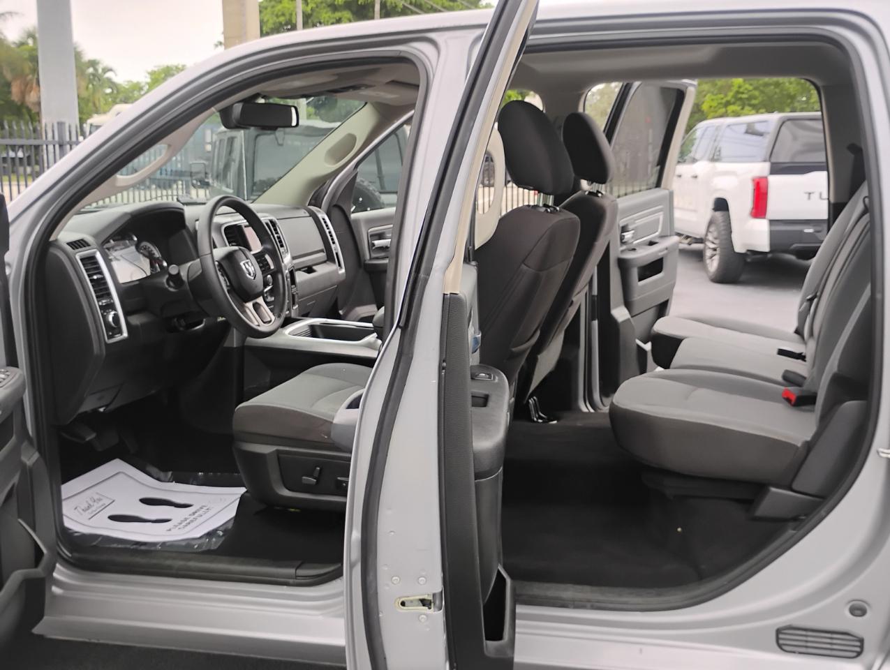 RAM 1500 Classic Tradesman Crew Cab SWB 2WD 2022