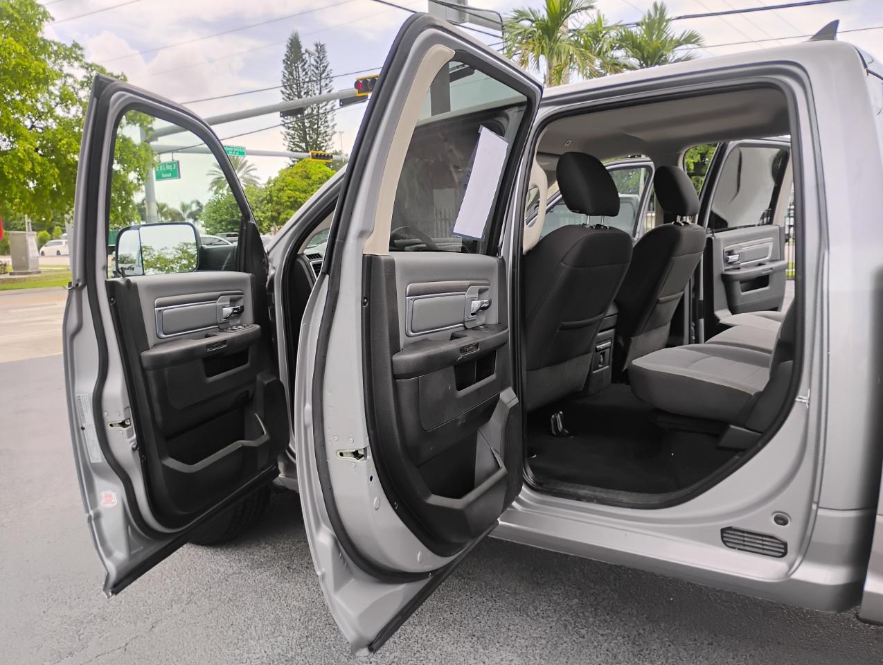 RAM 1500 Classic Tradesman Crew Cab SWB 2WD 2022