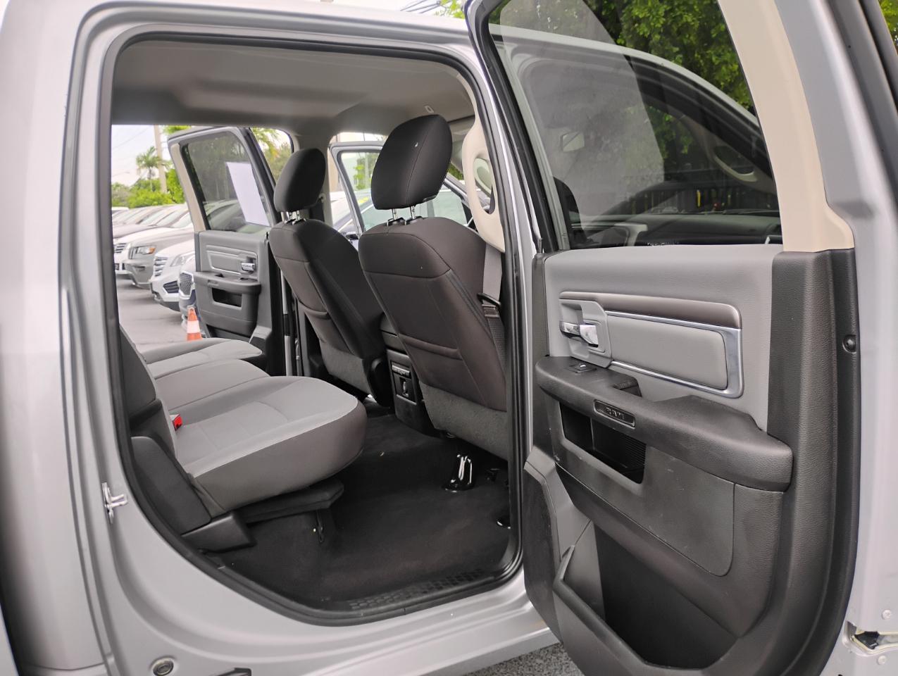 RAM 1500 Classic Tradesman Crew Cab SWB 2WD 2022