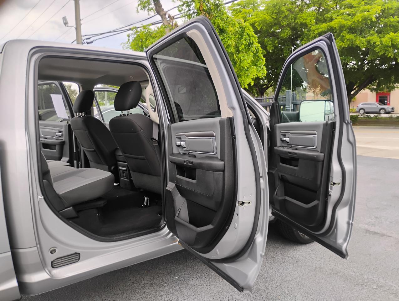RAM 1500 Classic Tradesman Crew Cab SWB 2WD 2022