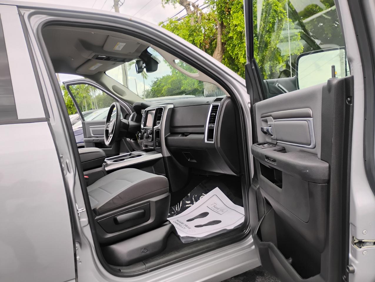 RAM 1500 Classic Tradesman Crew Cab SWB 2WD 2022