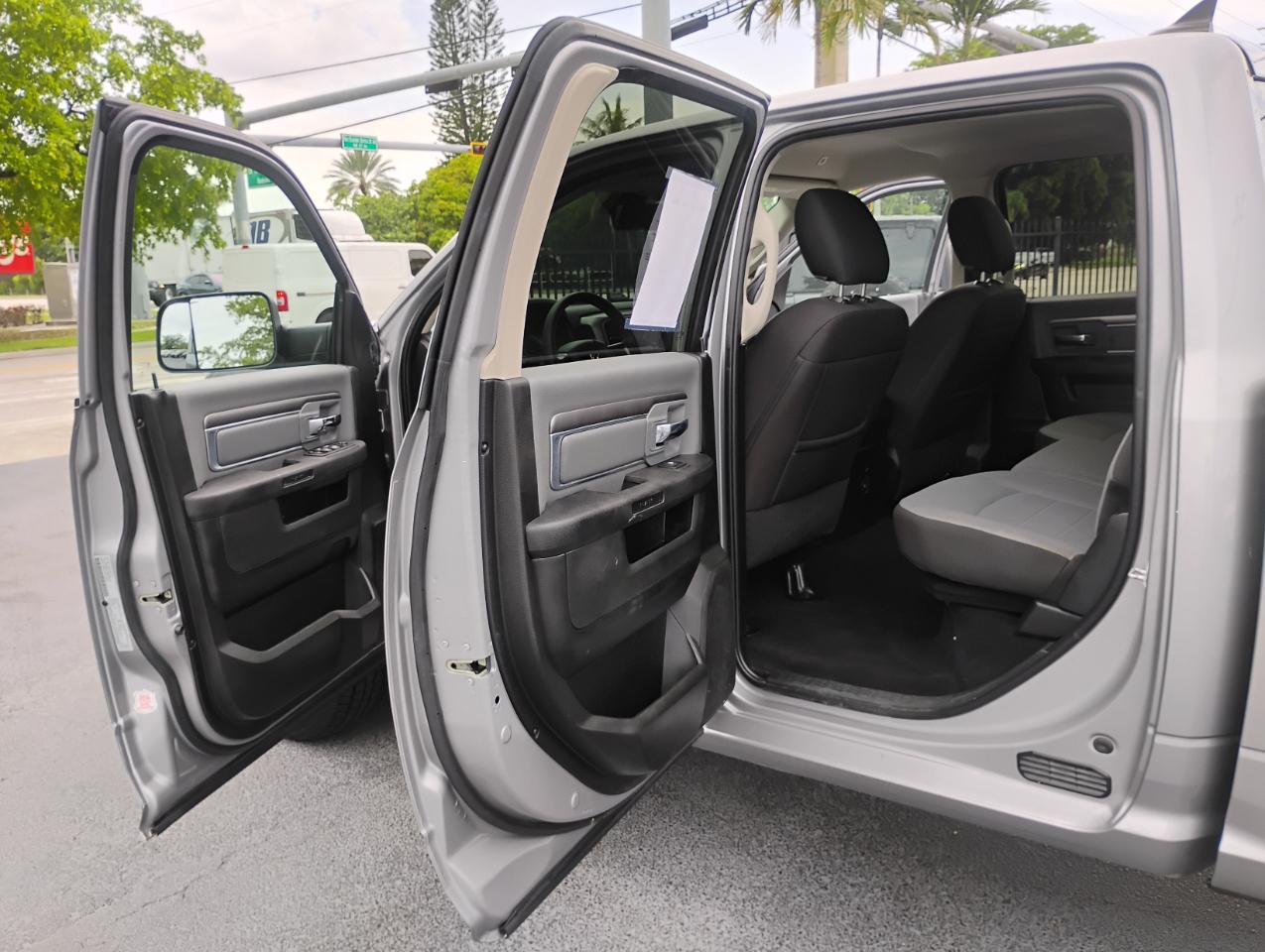 RAM 1500 Classic Tradesman Crew Cab SWB 2WD 2022