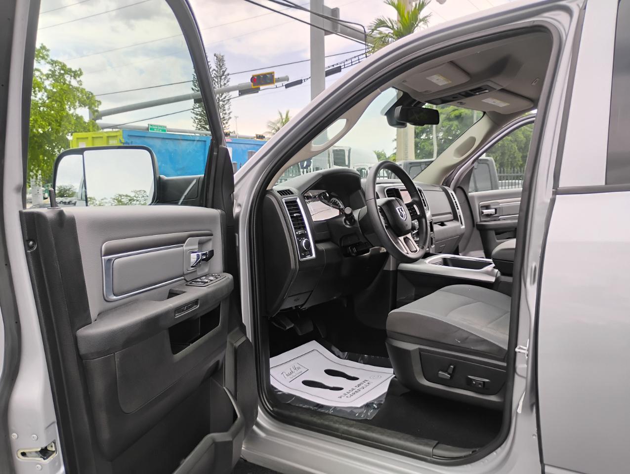 RAM 1500 Classic Tradesman Crew Cab SWB 2WD 2022