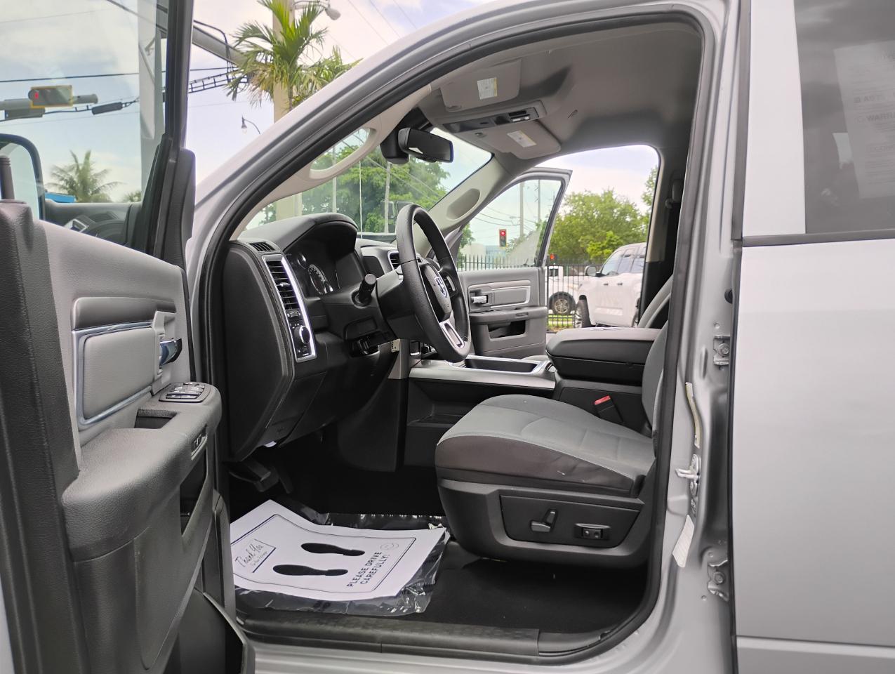RAM 1500 Classic Tradesman Crew Cab SWB 2WD 2022