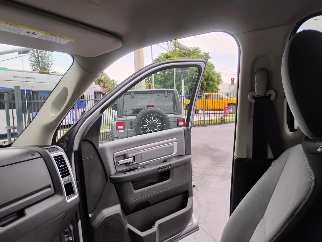 RAM 1500 Classic Tradesman Crew Cab SWB 2WD 2022
