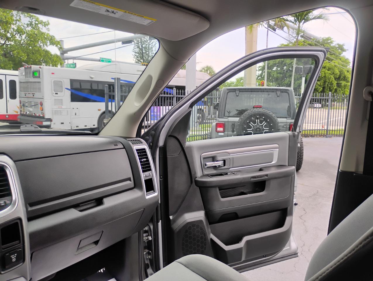 RAM 1500 Classic Tradesman Crew Cab SWB 2WD 2022