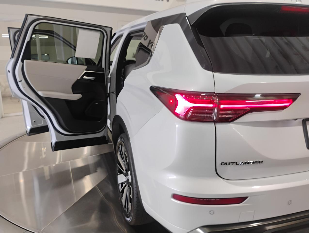 Mitsubishi Outlander SE 2WD 2025