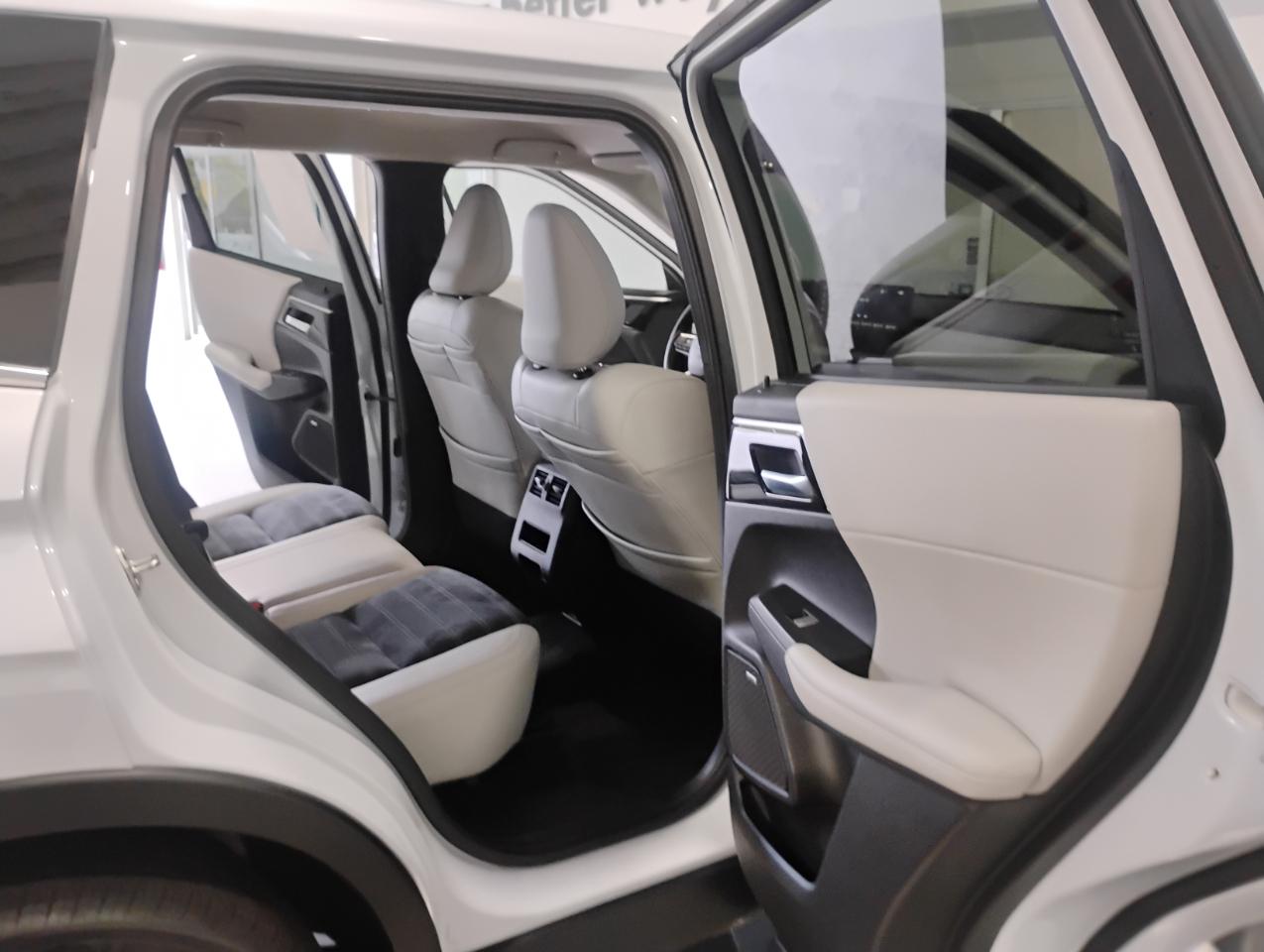 Mitsubishi Outlander SE 2WD 2025
