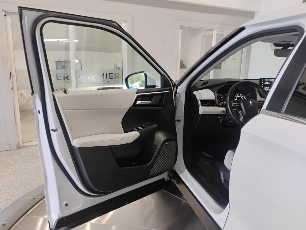 Mitsubishi Outlander SE 2WD 2025
