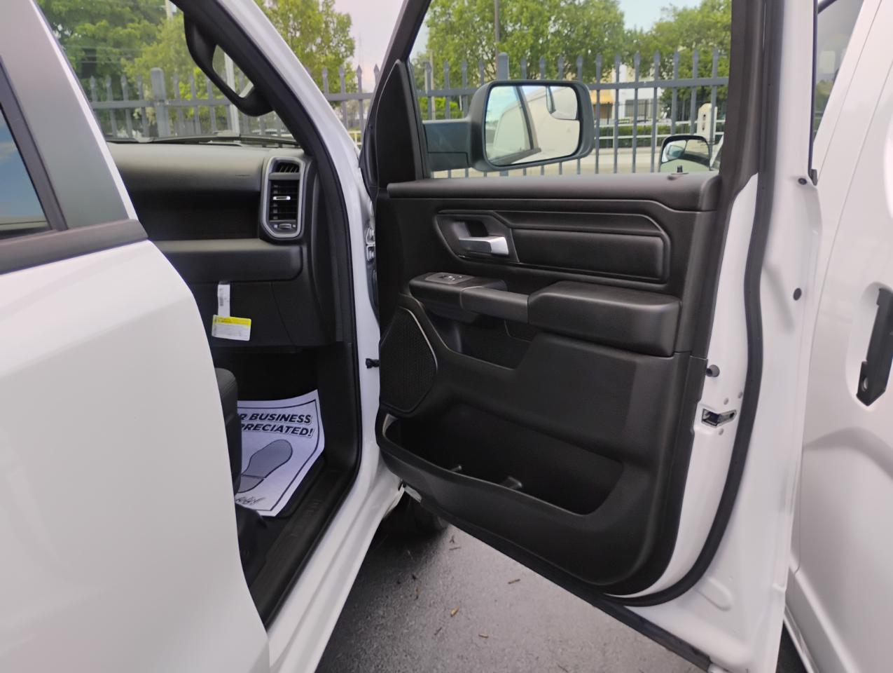 RAM 1500 Tradesman Crew Cab SWB 2WD 2025