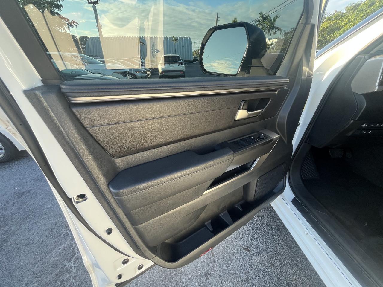Toyota Tundra SR5 CrewMax 4WD 2024
