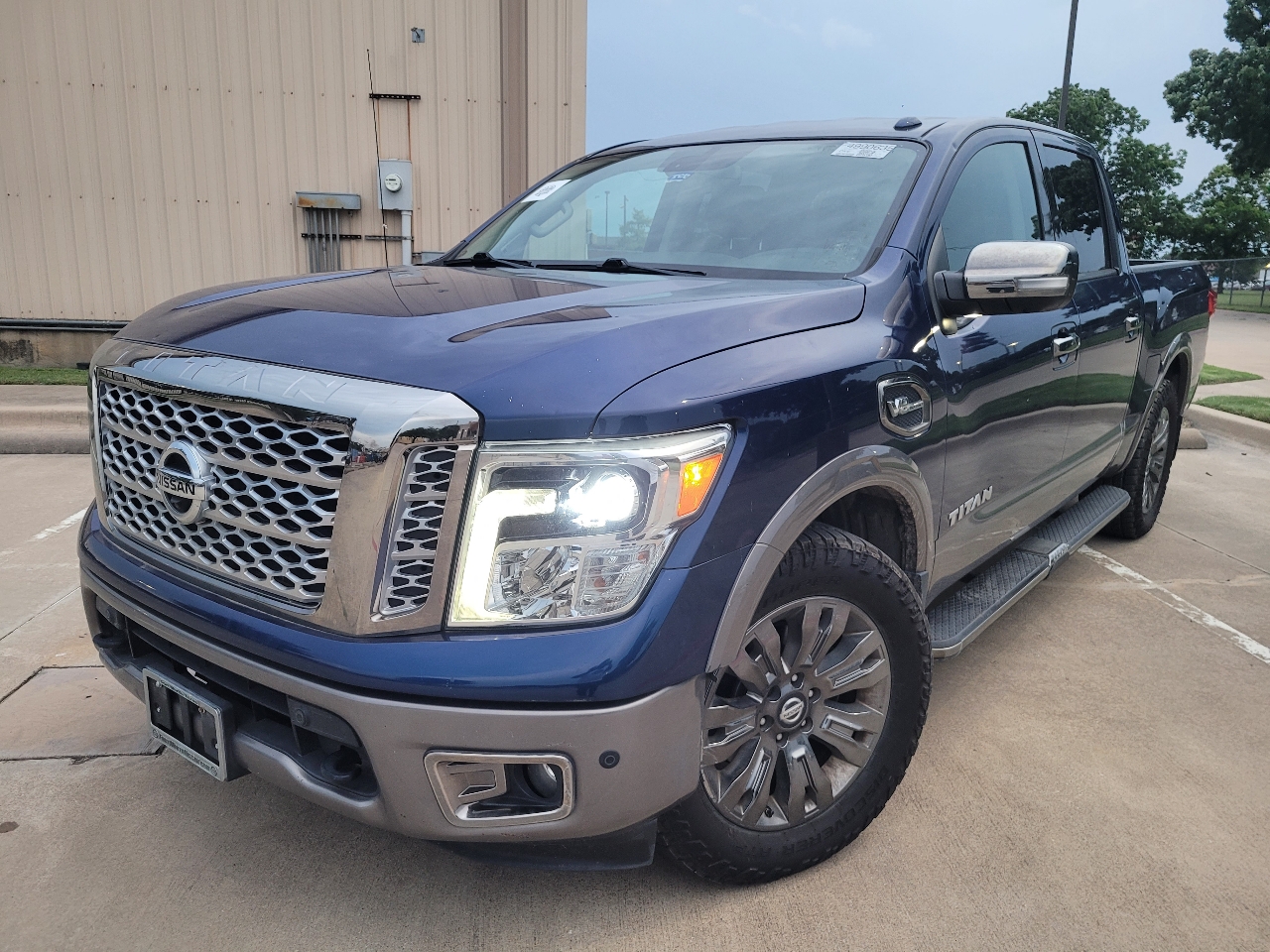 Nissan Titan Platinum Reserve Crew Cab 2WD 2017 Nissan Titan Platinum Reserve Crew Cab 2WD 2017