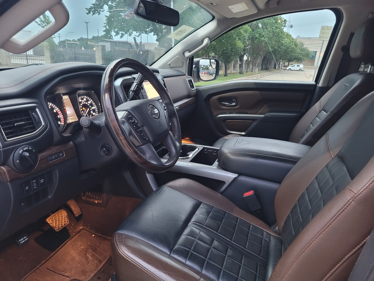 Nissan Titan Platinum Reserve Crew Cab 2WD 2017 Nissan Titan Platinum Reserve Crew Cab 2WD 2017