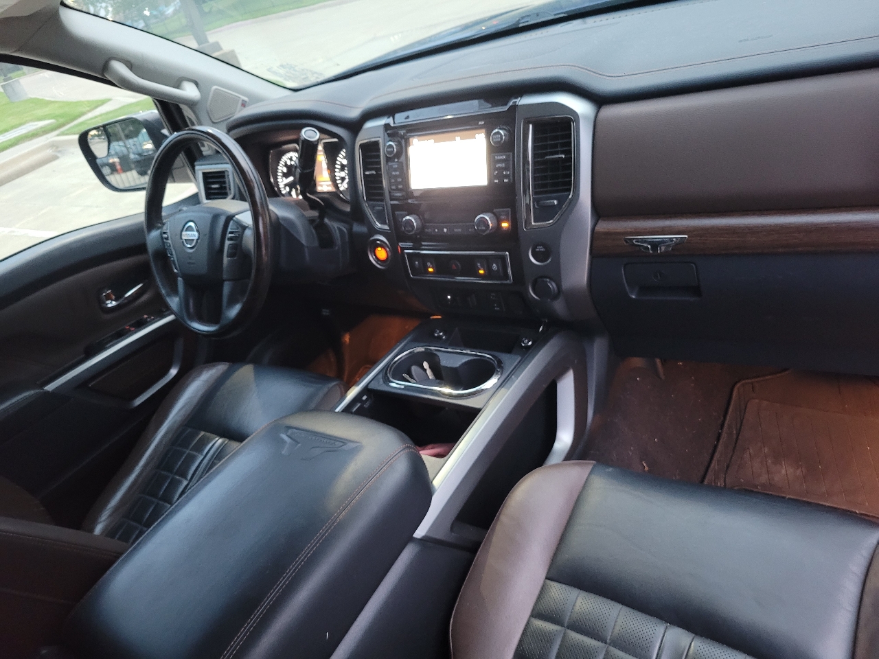 Nissan Titan Platinum Reserve Crew Cab 2WD 2017 Nissan Titan Platinum Reserve Crew Cab 2WD 2017